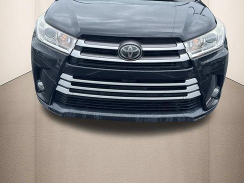 Used 2019 Toyota Highlander XLE FWD image 2