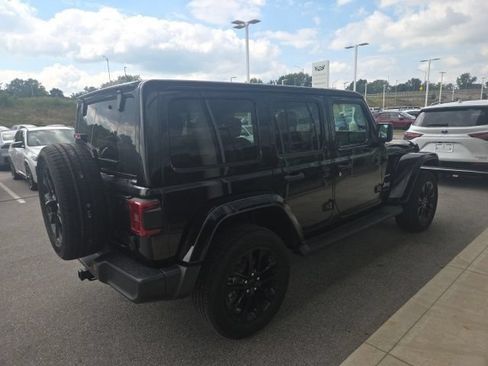 Used 2022 Jeep Wrangler Unlimited Sahara w/ Cold Weather Group AWD/4WD image 8