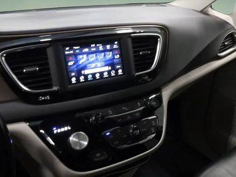 Certified 2019 Chrysler Pacifica Touring-L FWD image 18