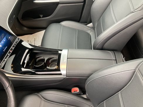 Used 2025 Mercedes-Benz GLC 300 4MATIC image 24