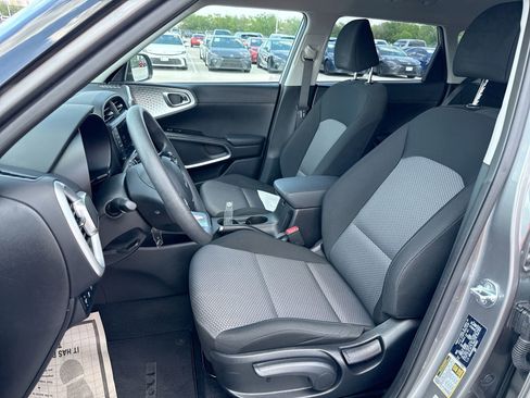 Used 2025 Kia Soul LX w/ LX Technology Package FWD image 13