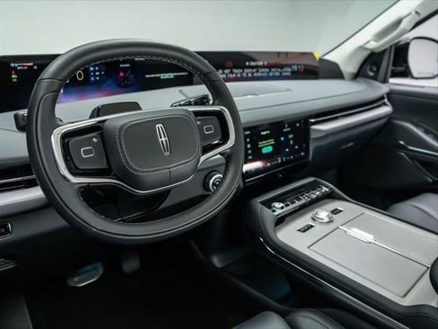 New 2026 Lincoln Navigator Premiere AWD/4WD image 16