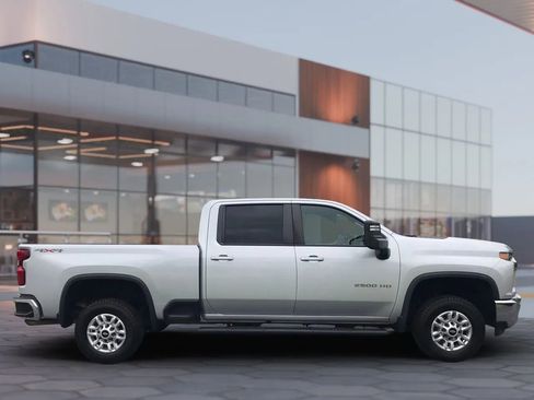 Used 2021 Chevrolet Silverado 2500 LT w/ Convenience Package AWD/4WD image 4