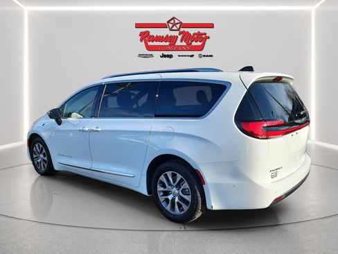 Used 2025 Chrysler Pacifica Pinnacle image 3