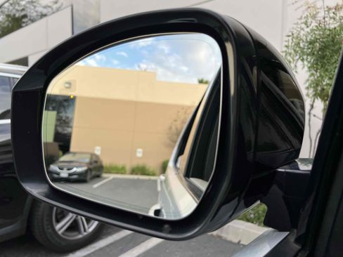 Used 2020 Land Rover Discovery Landmark image 10