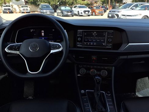 Certified 2022 Volkswagen Jetta SE image 23