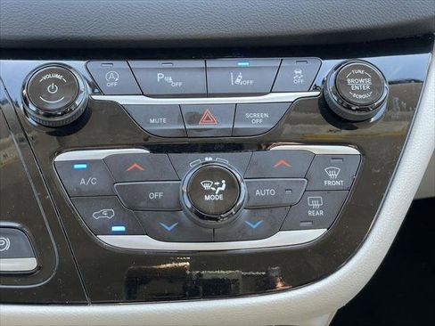 Certified 2023 Chrysler Pacifica Touring-L FWD image 26