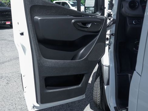 Used 2024 Mercedes-Benz Sprinter 2500 image 19