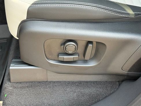 Used 2025 Land Rover Discovery S image 12