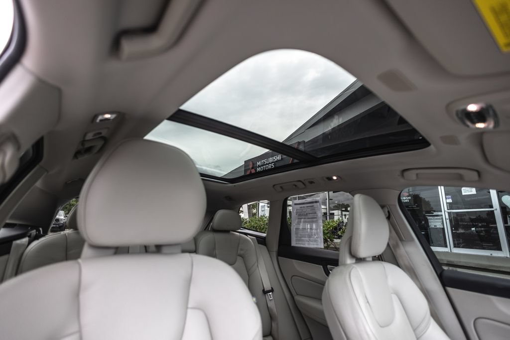 Used 2018 Volvo XC60 T5 Momentum w/ Convenience Package AWD/4WD image 29