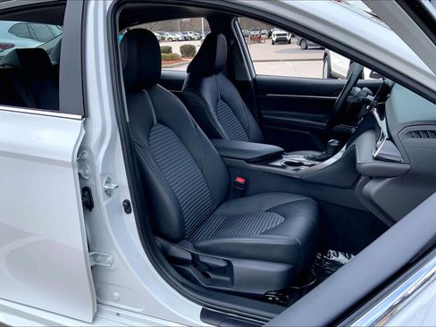 Used 2024 Toyota Camry SE image 9