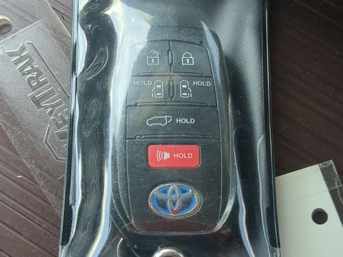 Used 2021 Toyota Sienna XLE FWD image 36