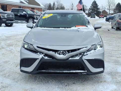Used 2021 Toyota Camry SE image 2
