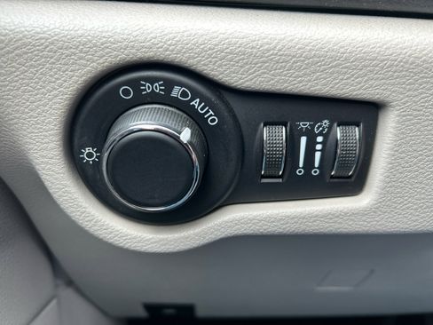 Used 2020 Chrysler Voyager Lxi image 10