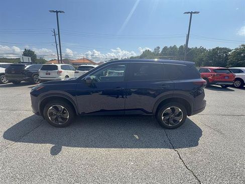 Used 2024 Nissan Rogue SV AWD/4WD image 2