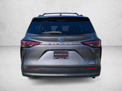Used 2021 Toyota Sienna XLE image 8