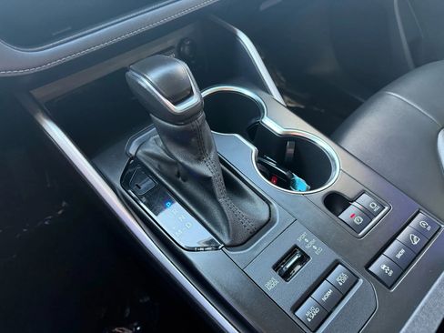 Used 2021 Toyota Highlander XLE image 19