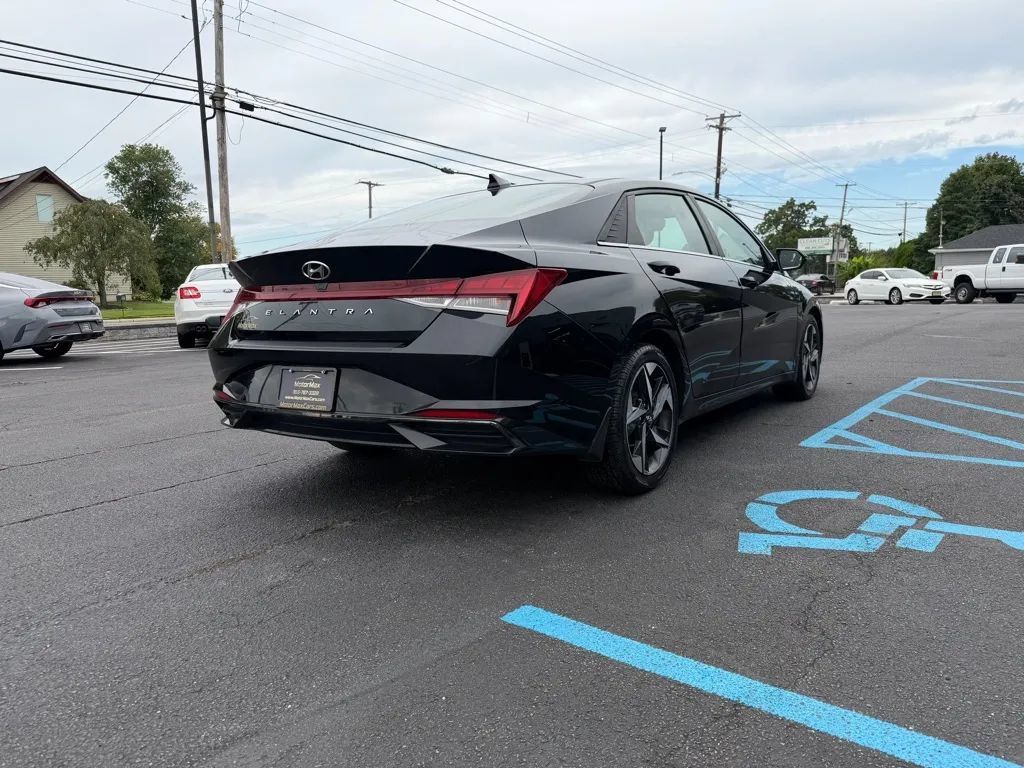 Used 2022 Hyundai Elantra SEL w/ Convenience + Premium Package FWD image 3