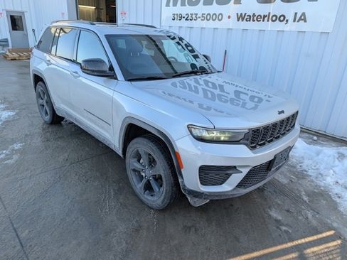 Used 2023 Jeep Grand Cherokee Altitude image 7