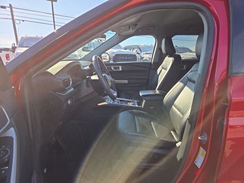 Used 2022 Ford Explorer XLT w/ Equipment Group 202A image 9