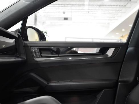 Used 2026 Porsche Cayenne GTS AWD/4WD image 23
