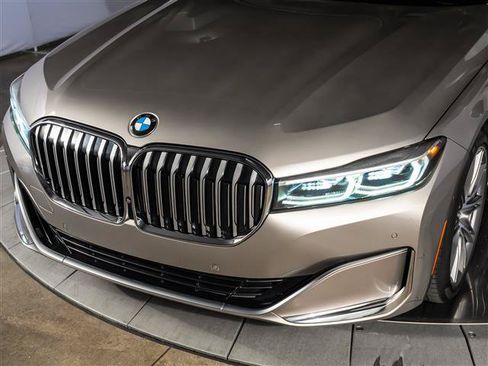 Used 2021 BMW 740i w/ Premium Package RWD image 11