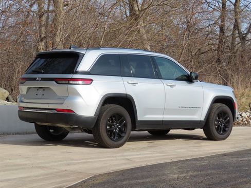 Certified 2024 Jeep Grand Cherokee Laredo X image 3