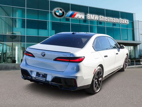 Used 2025 BMW 740i w/ Premium Package image 4