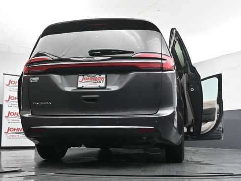 Used 2023 Chrysler Pacifica Touring-L FWD image 43