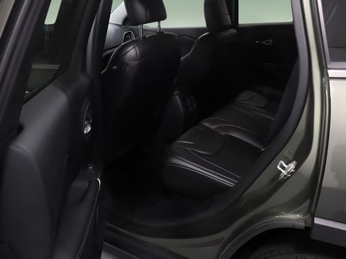 Used 2019 Jeep Cherokee Latitude Plus w/ Cold Weather Group AWD/4WD image 9