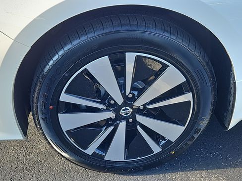 Used 2021 Nissan Altima 2.5 SV w/ SV Premium Package image 4