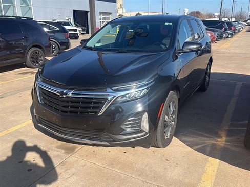 Used 2023 Chevrolet Equinox LT image 2