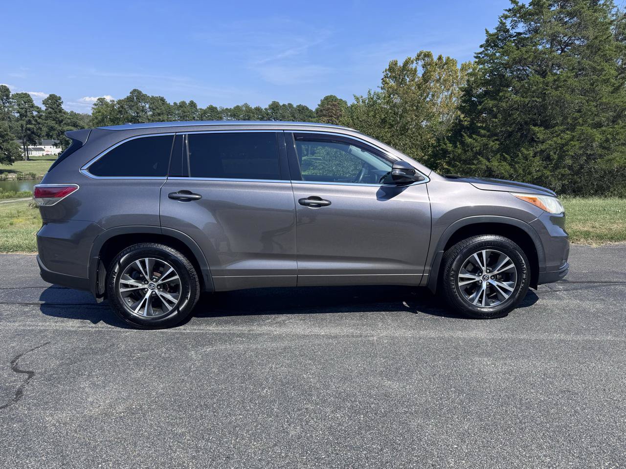 Used 2016 Toyota Highlander XLE AWD/4WD image 17