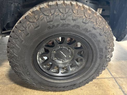Used 2019 Toyota Tacoma TRD Off-Road w/ Technology Package AWD/4WD image 8