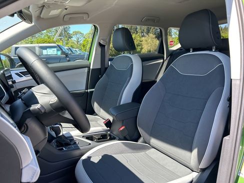 Used 2025 Volkswagen Taos SE image 14