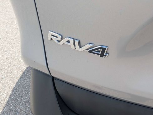 Used 2019 Toyota RAV4 LE FWD image 13