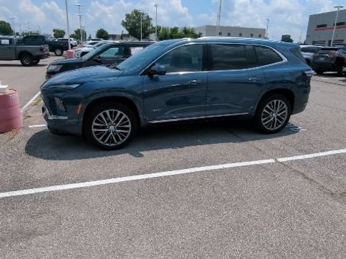 Used 2025 Buick Enclave Avenir AWD/4WD image 2