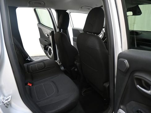 Used 2018 Jeep Renegade Latitude FWD image 22