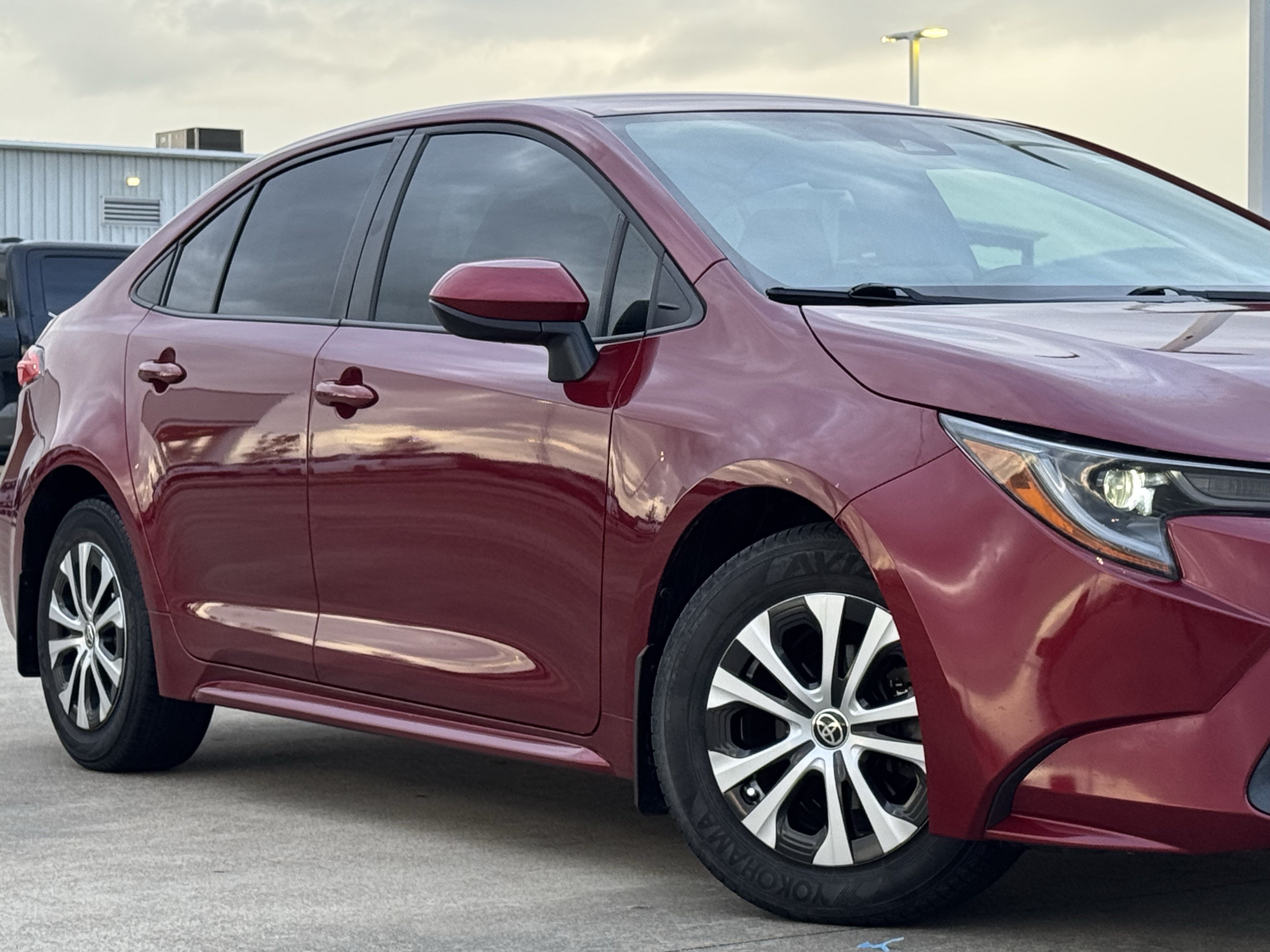 Used 2022 Toyota Corolla LE FWD image 3
