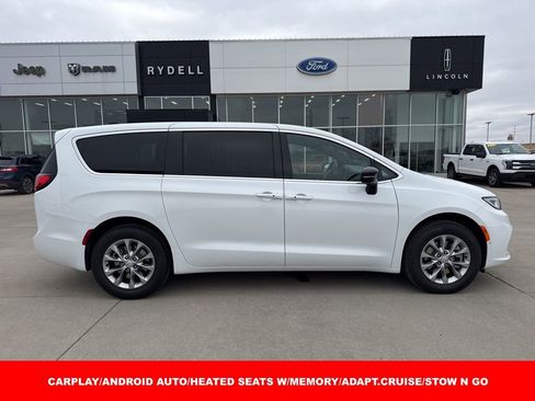 New 2026 Chrysler Pacifica Select AWD/4WD image 2