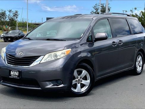 Used 2014 Toyota Sienna LE FWD image 2