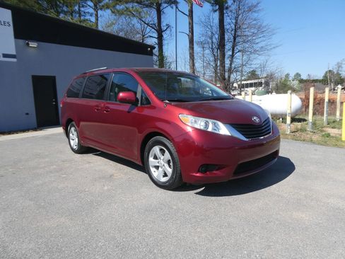 Used 2011 Toyota Sienna LE image 3