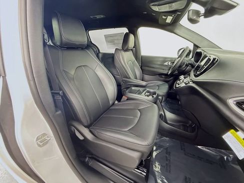 New 2027 Chrysler Pacifica Select FWD image 28