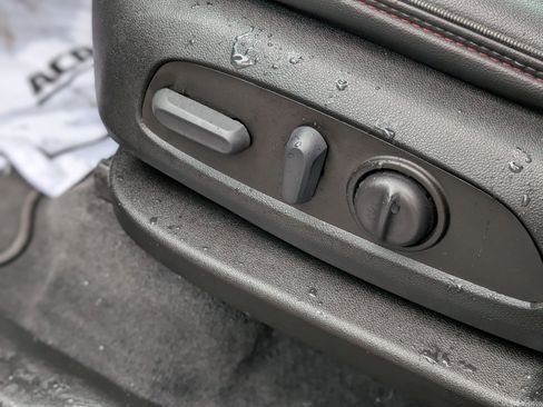 Used 2023 Chevrolet Traverse RS image 36