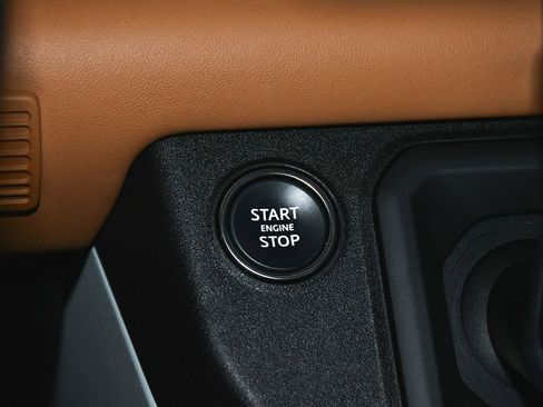 Used 2024 Land Rover Defender 130 X-Dynamic SE image 31