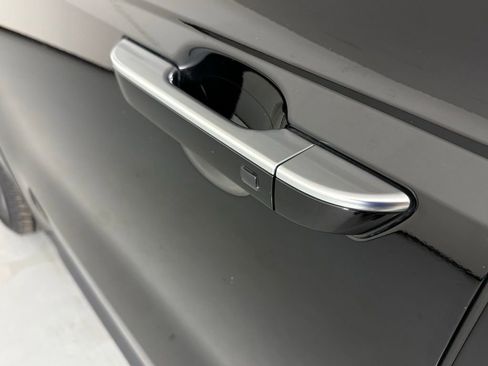 Used 2025 Kia Carnival FWD image 12