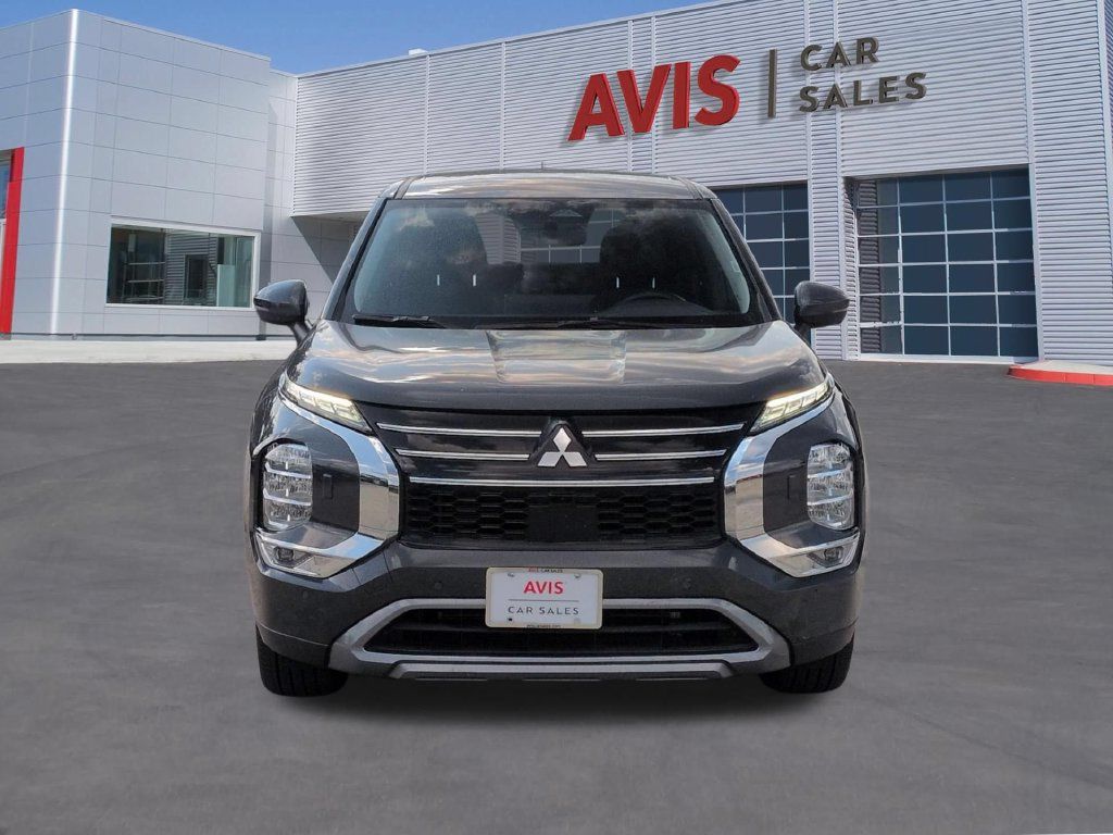 Used 2025 Mitsubishi Outlander SE AWD/4WD image 2