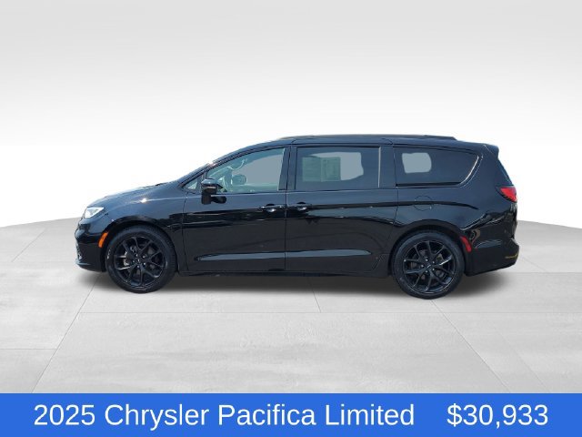 Used 2025 Chrysler Pacifica Limited FWD image 2