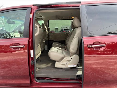 Used 2016 Toyota Sienna XLE w/ XLE Navigation Package image 20