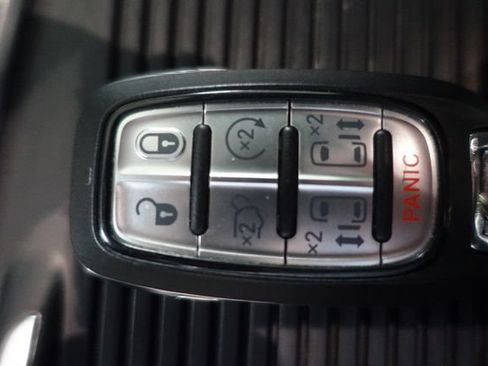 Used 2020 Chrysler Pacifica Touring-L Plus w/ Advanced Safetytec Group FWD image 17